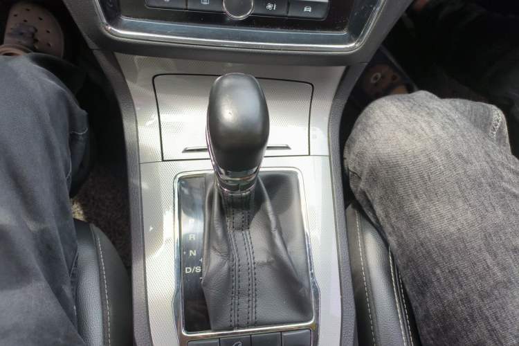 Used Roewe RX5 2019 20T Two-Wheel Drive Automatic 4G Connected Platinum Edition Gear Lever