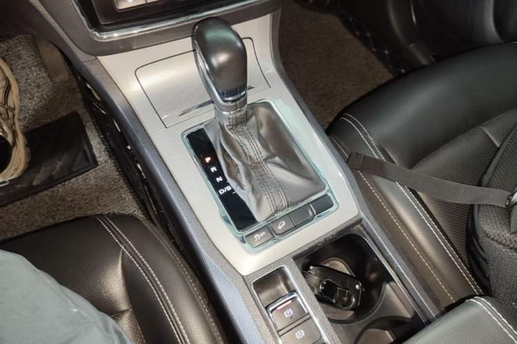 Used Roewe RX5 2019 20T Two-Wheel Drive Automatic 4G Connected Platinum Edition Gear Lever