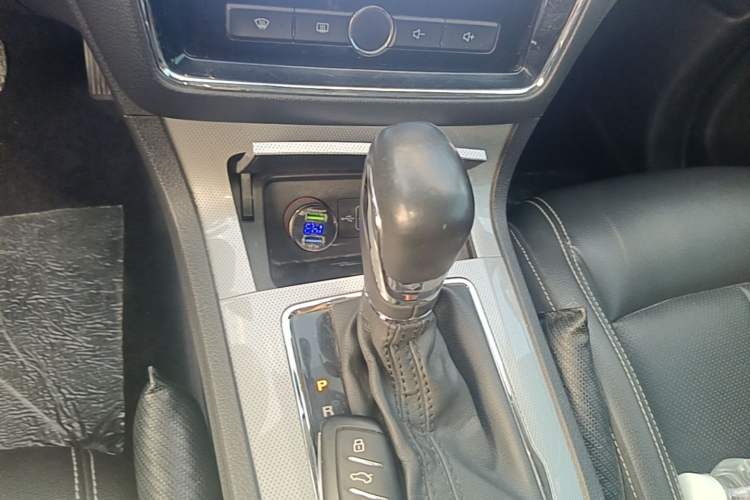 Used Roewe RX5 2019 20T Two-Wheel Drive Automatic Ali Smart Connectivity Platinum Edition Gear Lever