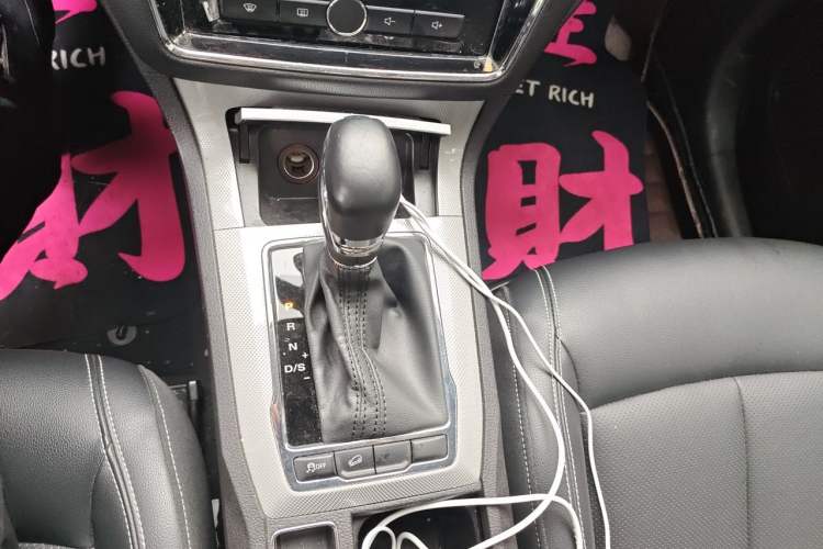 Used Roewe RX5 2019 20T Two-Wheel Drive Automatic Ali Smart Connectivity Platinum Edition Gear Lever