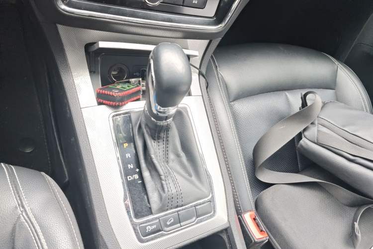 Used Roewe RX5 2019 20T Two-Wheel Drive Automatic 4G Connected Platinum Edition Gear Lever