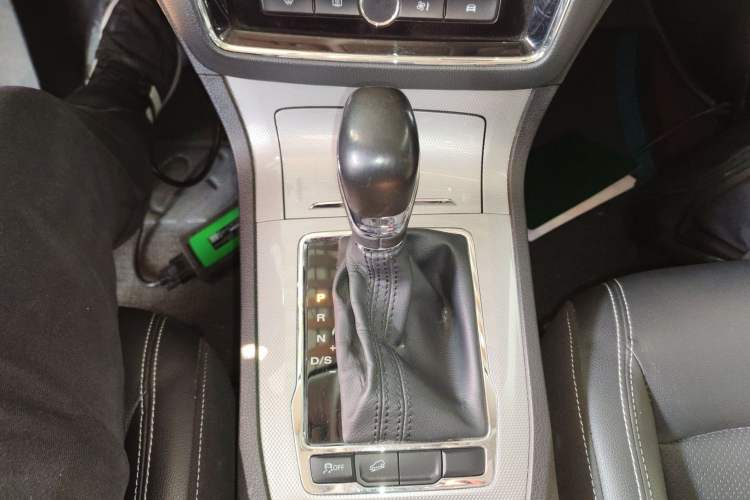 Used Roewe RX5 2019 20T Two-Wheel Drive Automatic 4G Connected Platinum Edition Gear Lever