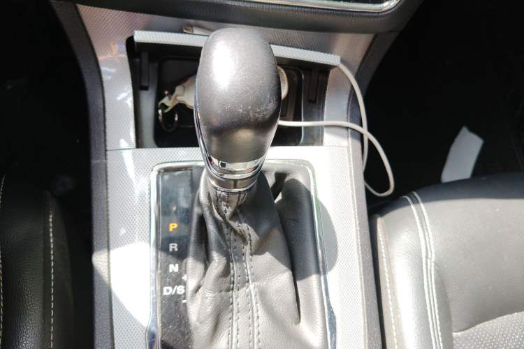 Used Roewe RX5 2019 20T Two-Wheel Drive Automatic 4G Connected Platinum Edition Gear Lever