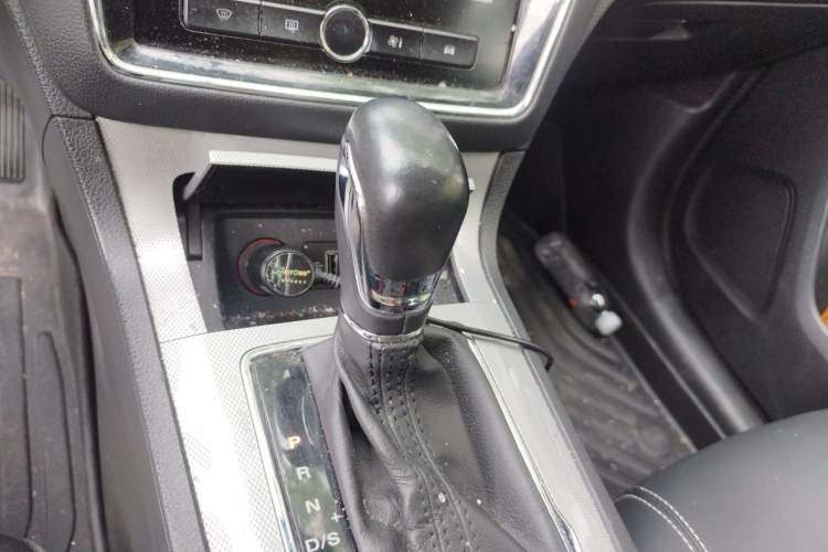 Used Roewe RX5 2019 20T Two-Wheel Drive Automatic 4G Connected Platinum Edition Gear Lever