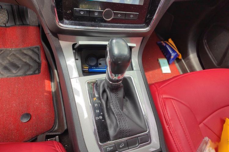 Used Roewe RX5 2019 20T Two-Wheel Drive Automatic 4G Connected Platinum Edition Gear Lever