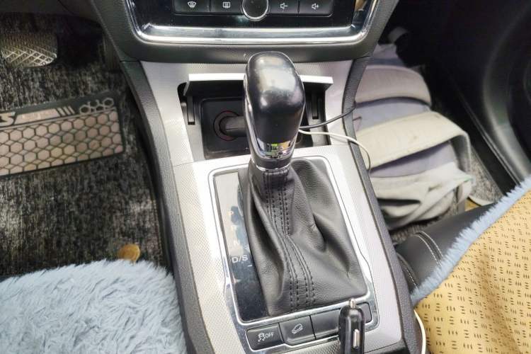 Used Roewe RX5 2019 20T Two-Wheel Drive Automatic 4G Connected Platinum Edition Gear Lever