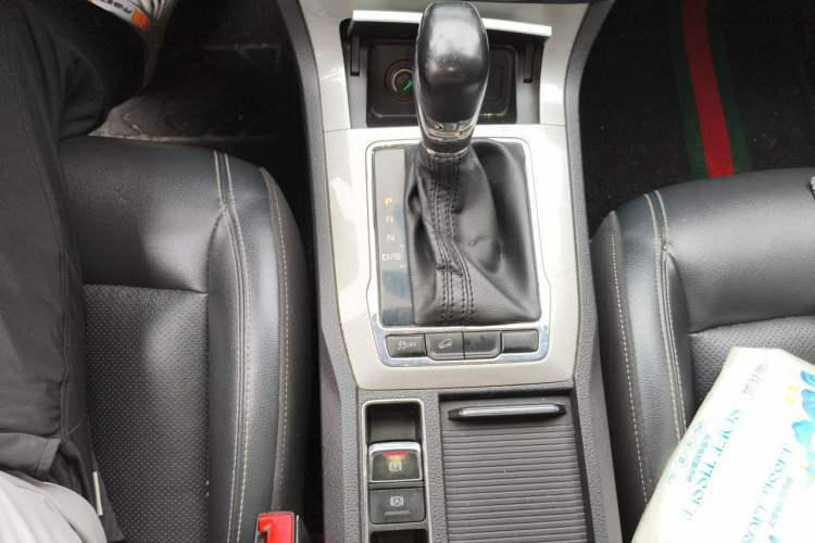 Used Roewe RX5 2019 20T Two-Wheel Drive Automatic 4G Connected Platinum Edition Gear Lever