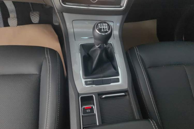 Used Roewe RX5 2019 20T Two-Wheel Drive Manual 4G Connect Platinum Edition Gear Lever