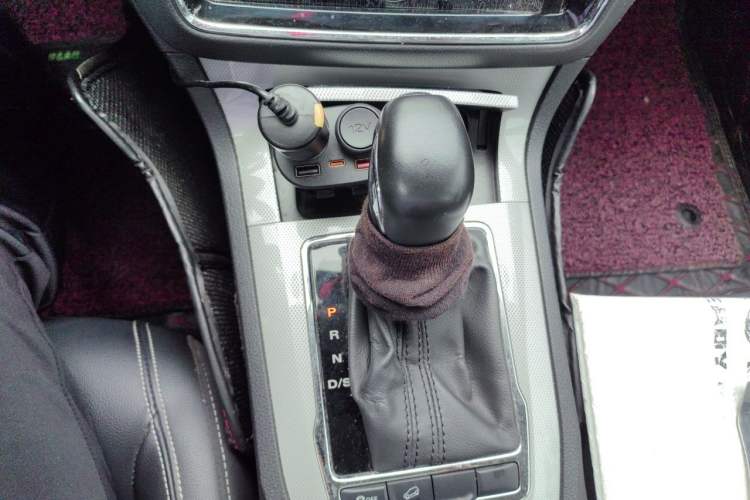 Used Roewe RX5 2019 20T Two-Wheel Drive Automatic 4G Connected Platinum Edition Gear Lever