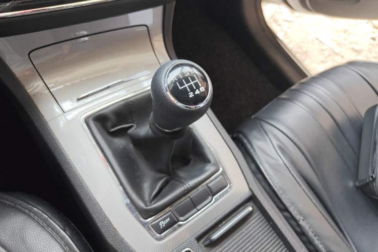 Used Roewe RX5 2019 20T Two-Wheel Drive Manual Ali Smart Network Platinum Edition Gear Lever