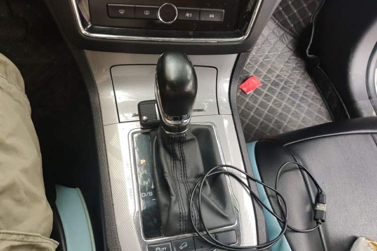 Used Roewe RX5 2019 20T Two-Wheel Drive Automatic 4G Connected Platinum Edition Gear Lever