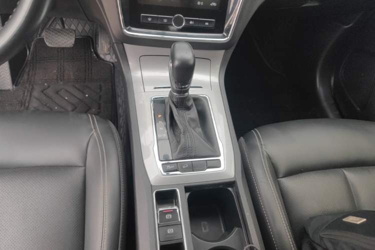 Used Roewe RX5 2019 20T Two-Wheel Drive Automatic 4G Connected Platinum Edition Gear Lever
