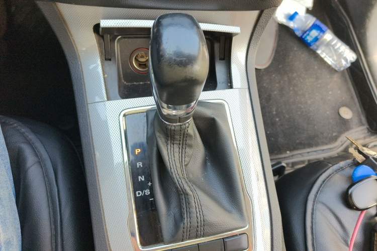 Used Roewe RX5 2019 20T Two-Wheel Drive Automatic Ali Smart Connectivity Platinum Edition Gear Lever