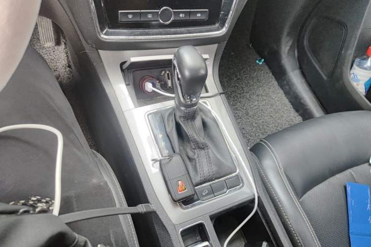 Used Roewe RX5 2019 20T Two-Wheel Drive Automatic 4G Connected Platinum Edition Gear Lever