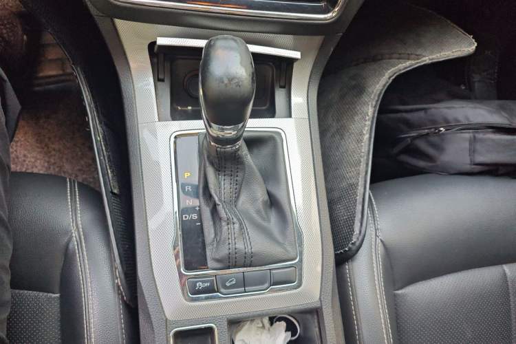 Used Roewe RX5 2019 20T Two-Wheel Drive Automatic 4G Connected Platinum Edition Gear Lever
