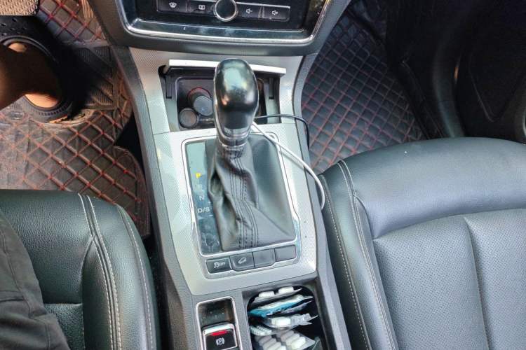 Used Roewe RX5 2019 20T Two-Wheel Drive Automatic 4G Connected Platinum Edition Gear Lever