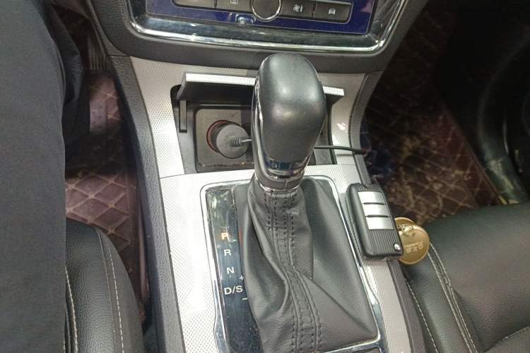 Used Roewe RX5 2019 20T Two-Wheel Drive Automatic 4G Connected Platinum Edition Gear Lever