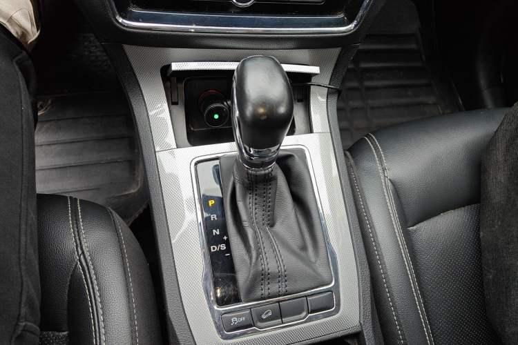 Used Roewe RX5 2019 20T Two-Wheel Drive Automatic 4G Connected Platinum Edition Gear Lever