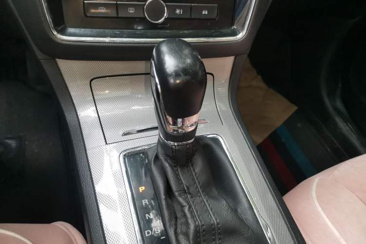 Used Roewe RX5 2019 20T Two-Wheel Drive Automatic 4G Connected Platinum Edition Gear Lever