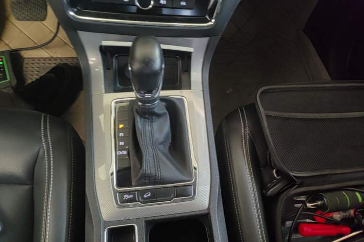 Used Roewe RX5 2019 20T Two-Wheel Drive Automatic 4G Connected Platinum Edition Gear Lever