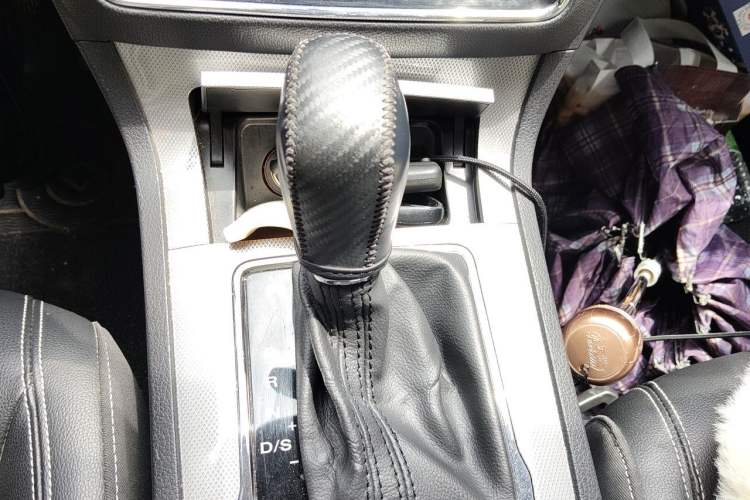 Used Roewe RX5 2019 20T Two-Wheel Drive Automatic 4G Connected Platinum Edition Gear Lever