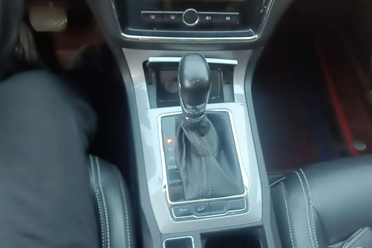 Used Roewe RX5 2019 20T Two-Wheel Drive Automatic 4G Connected Platinum Edition Gear Lever