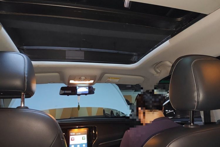 Used Roewe RX5 2019 20T Two-Wheel Drive Automatic 4G Connected Platinum Edition Headliner