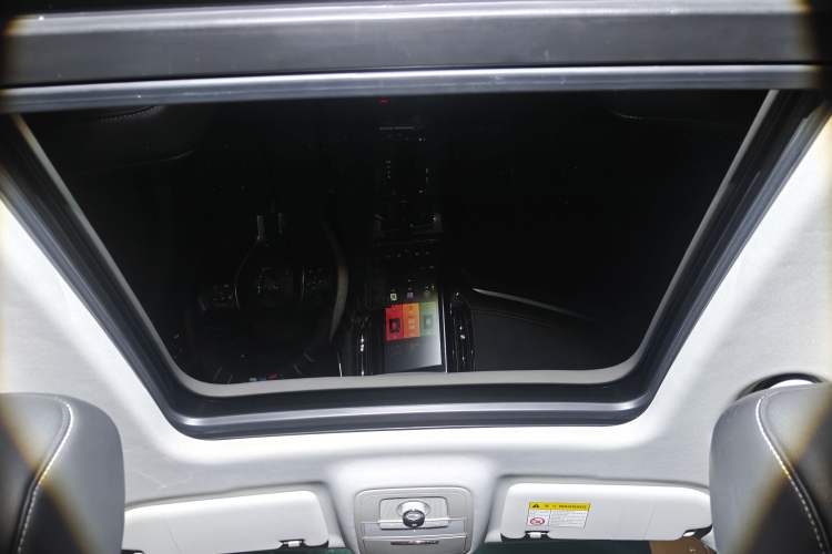 Used Roewe RX5 2019 20T Two-Wheel Drive Automatic 4G Connected Platinum Edition Headliner