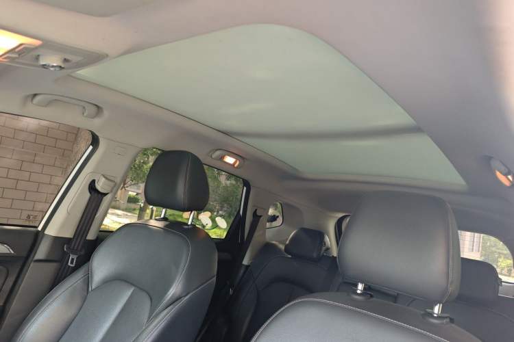 Used Roewe RX5 2019 20T Two-Wheel Drive Automatic 4G Connected Platinum Edition Headliner