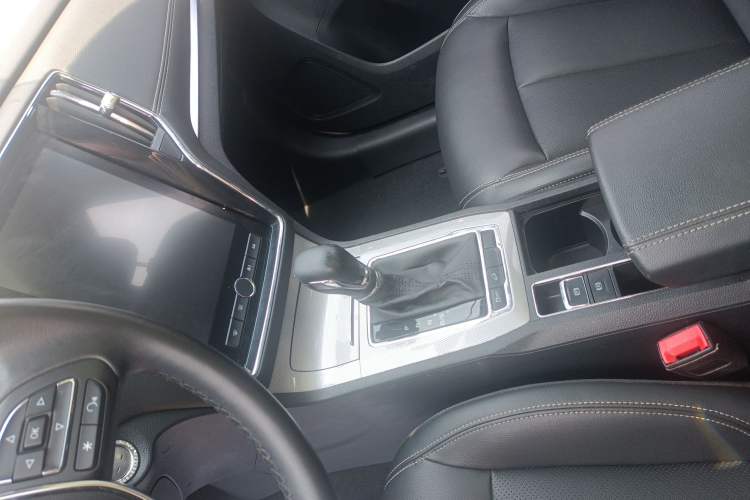 Used Roewe RX5 2019 20T Two-Wheel Drive Automatic 4G Connected Platinum Edition Interior 3