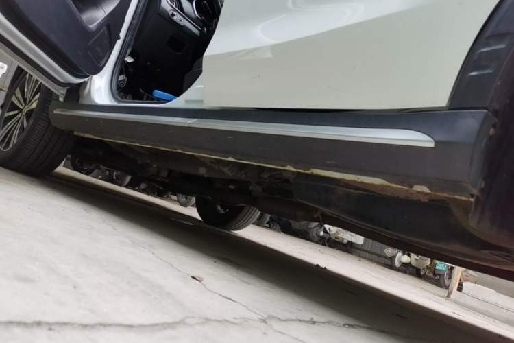 Used Roewe RX5 2019 20T Two-Wheel Drive Automatic 4G Connected Platinum Edition Left Side Sill
