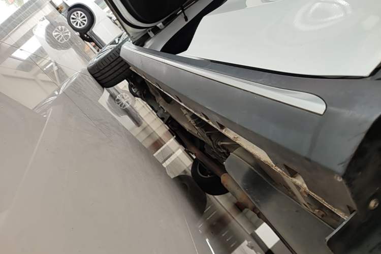 Used Roewe RX5 2019 20T Two-Wheel Drive Automatic 4G Connected Platinum Edition Left Side Sill