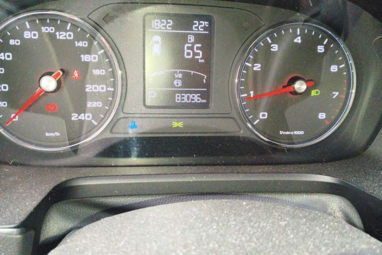 Used Roewe RX5 2019 20T Two-Wheel Drive Automatic 4G Connected Platinum Edition Odometer Close Up