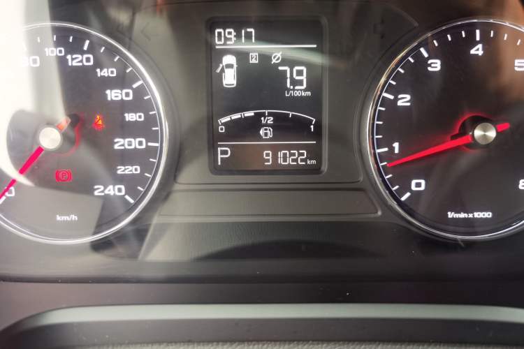 Used Roewe RX5 2019 20T Two-Wheel Drive Automatic 4G Connected Platinum Edition Odometer Close Up