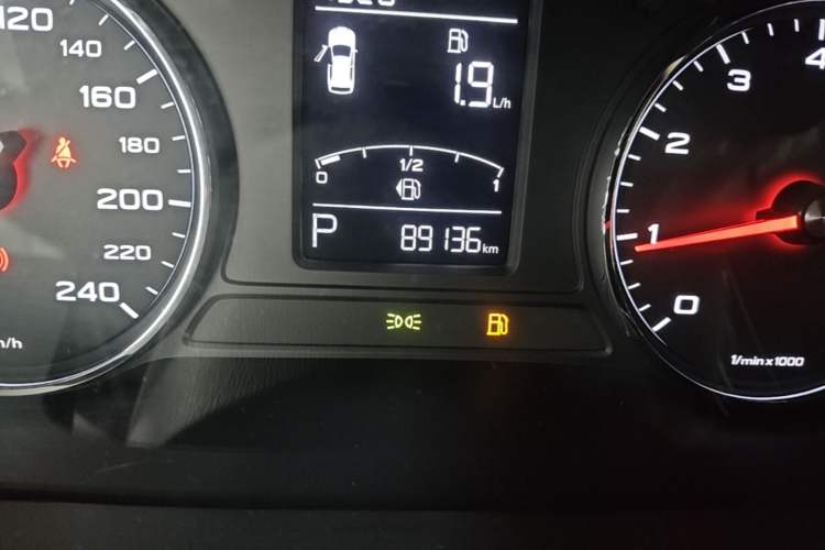 Used Roewe RX5 2019 20T Two-Wheel Drive Automatic 4G Connected Platinum Edition Odometer Close Up