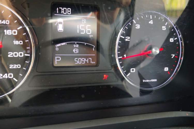 Used Roewe RX5 2019 20T Two-Wheel Drive Automatic 4G Connected Platinum Edition Odometer Close Up