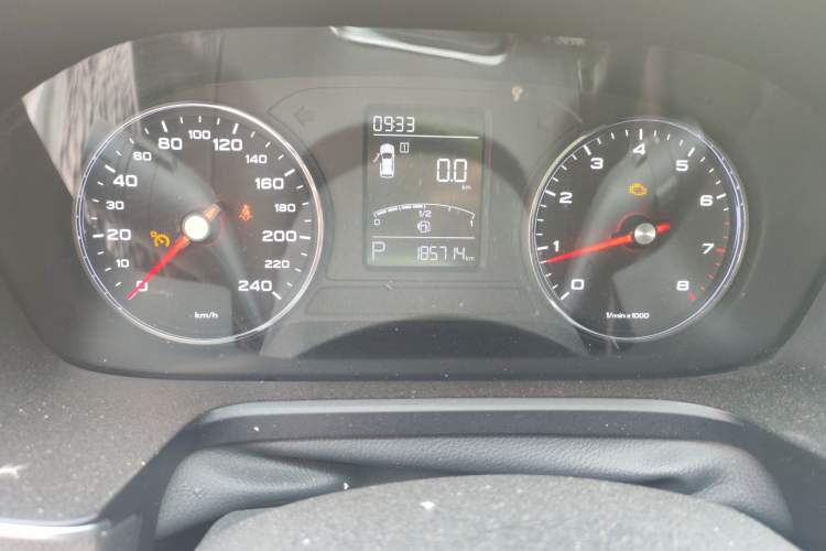 Used Roewe RX5 2019 20T Two-Wheel Drive Automatic 4G Connected Platinum Edition Odometer Close Up