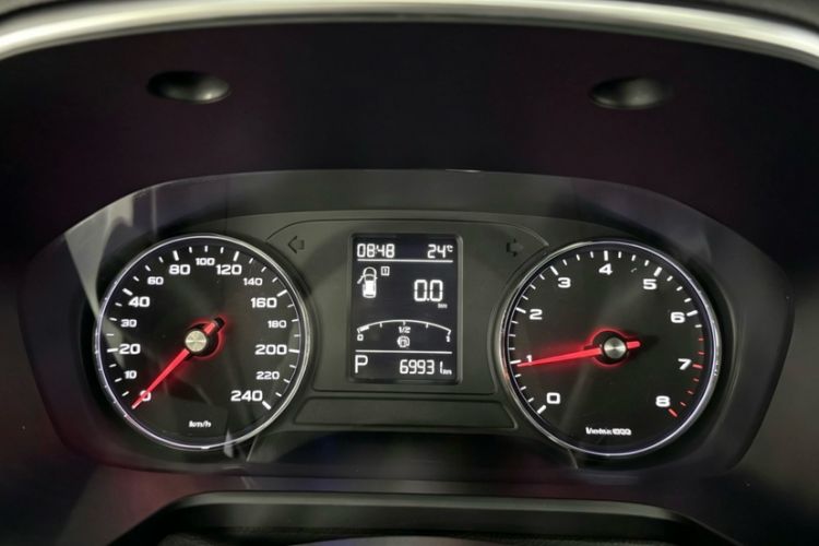 Used Roewe RX5 2019 20T Two-Wheel Drive Automatic Ali Smart Connectivity Platinum Edition Odometer Close Up