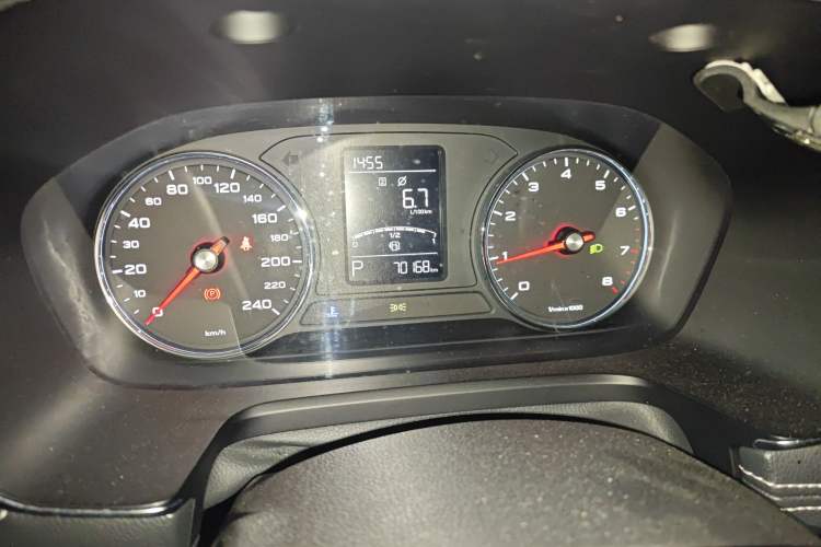 Used Roewe RX5 2019 20T Two-Wheel Drive Automatic 4G Connected Platinum Edition Odometer Close Up