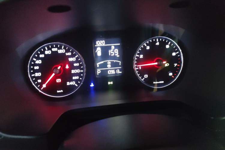 Used Roewe RX5 2019 20T Two-Wheel Drive Automatic 4G Connected Platinum Edition Odometer Close Up