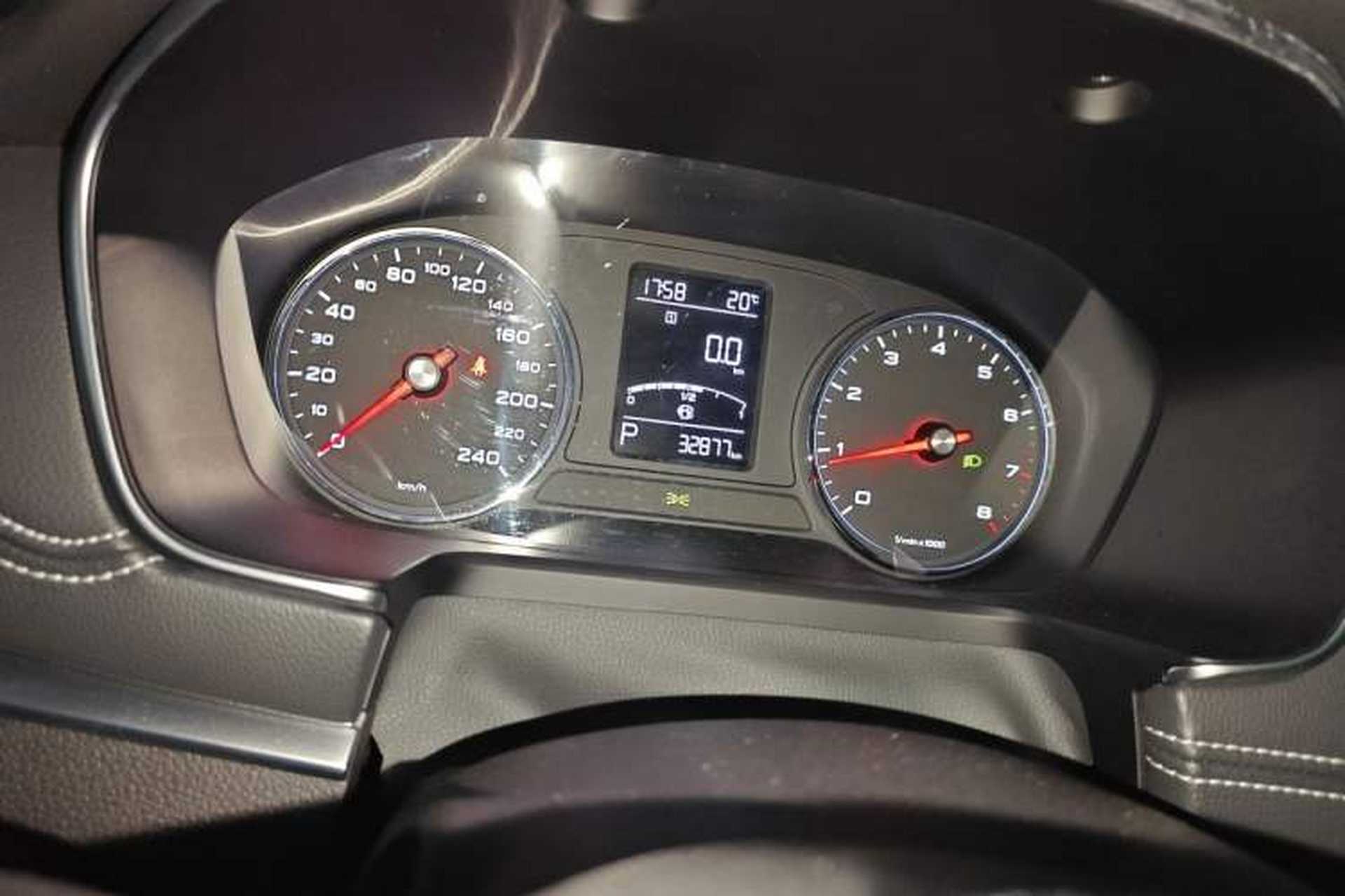 Used Roewe RX5 2019 20T Two-Wheel Drive Automatic Ali Smart Connectivity Platinum Edition Odometer Close Up