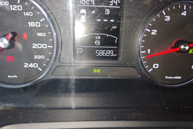 Used Roewe RX5 2019 20T Two-Wheel Drive Automatic Ali Smart Connectivity Platinum Edition Odometer Close Up