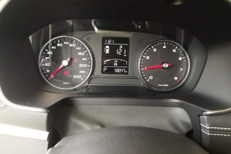 Used Roewe RX5 2019 20T Two-Wheel Drive Automatic 4G Connected Platinum Edition Odometer Close Up