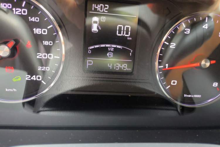 Used Roewe RX5 2019 20T Two-Wheel Drive Automatic 4G Connected Platinum Edition Odometer Close Up