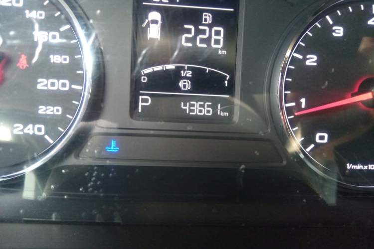 Used Roewe RX5 2019 20T Two-Wheel Drive Automatic 4G Connected Platinum Edition Odometer Close Up