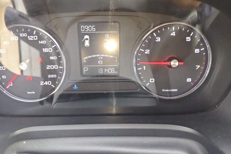 Used Roewe RX5 2019 20T Two-Wheel Drive Automatic Ali Smart Connectivity Platinum Edition Odometer Close Up