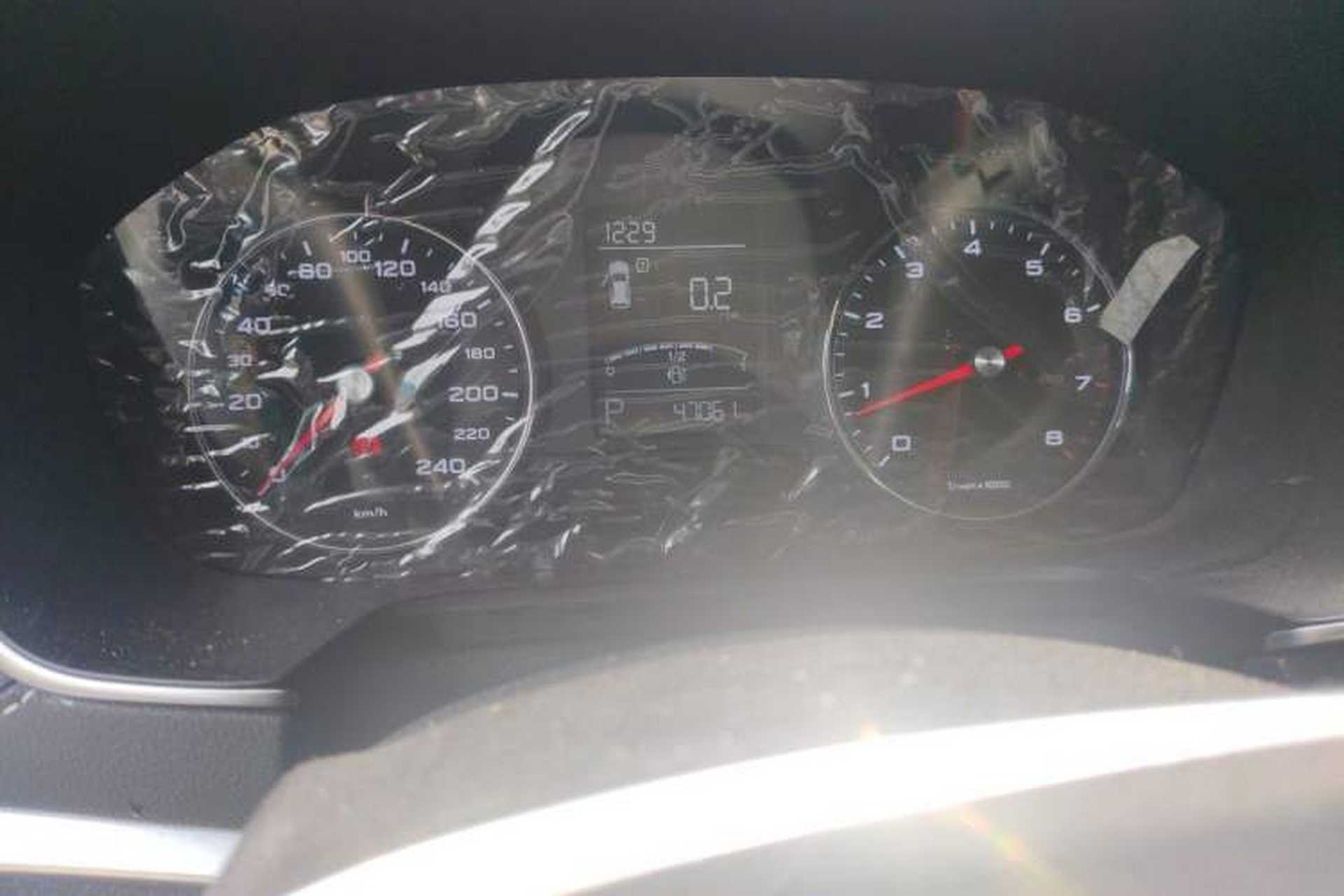 Used Roewe RX5 2019 20T Two-Wheel Drive Automatic 4G Connected Platinum Edition Odometer Close Up