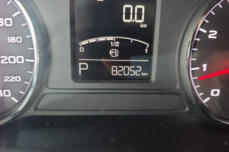Used Roewe RX5 2019 20T Two-Wheel Drive Automatic 4G Connected Platinum Edition Odometer Close Up