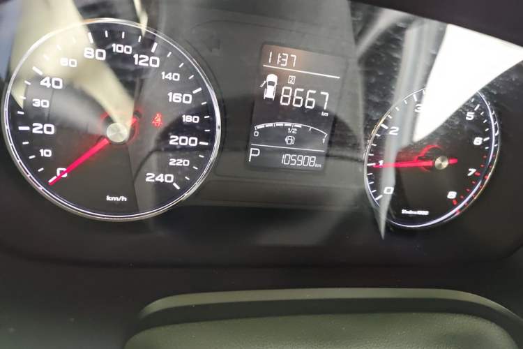 Used Roewe RX5 2019 20T Two-Wheel Drive Automatic 4G Connected Platinum Edition Odometer Close Up
