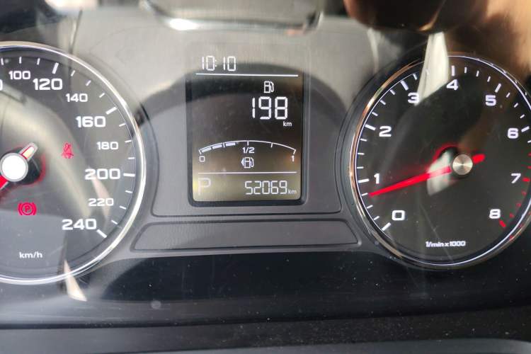 Used Roewe RX5 2019 20T Two-Wheel Drive Automatic 4G Connected Platinum Edition Odometer Close Up